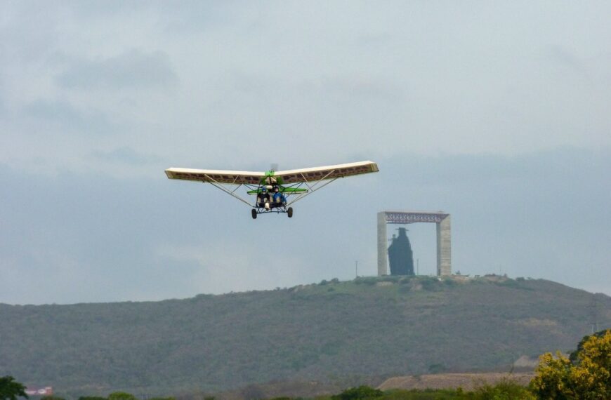 Es un Ave, es un avión!! No.. Es el Gobernador!!