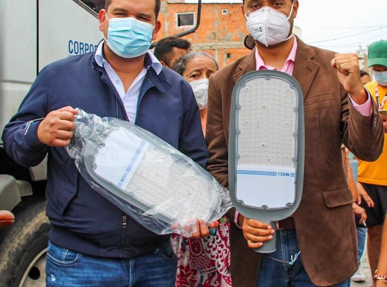 ALCALDIA DE IRIBARREN Y CORPOELEC INSTALAN TRANSFORMADOR DE 100 KVA EN CARRERA 14 CON CALLE 56