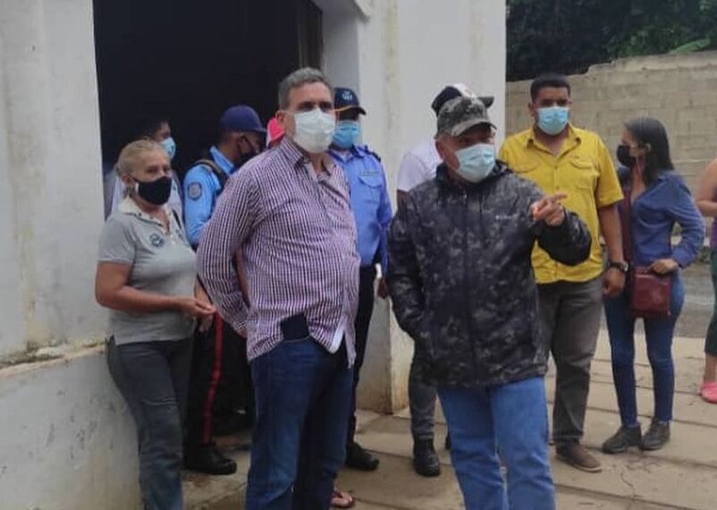 GOBERNADOR PEREIRA Y ALCALDE OROPEZA PASAN REVISTA EN TORRES