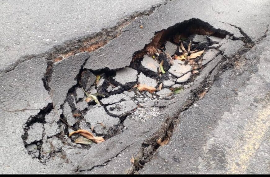 (VENEZUELA) DOS HUNDIMIENTO EN ASFALTO AFECTA VEHÍCULOS EN BARQUISIMETO