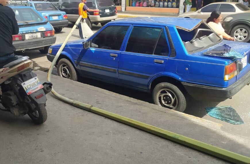 CAE UN POSTE ARRIBA DE UN CARRO EN EL CENTRO DE BARQUISIMETO