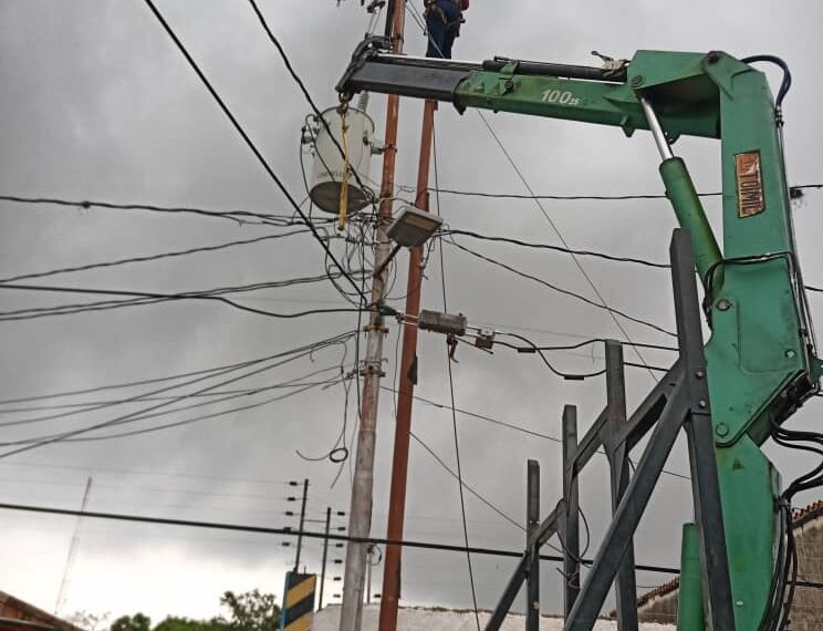 CORPOELEC DA RESPUESTA INMEDIATA A POSTE AFECTADO