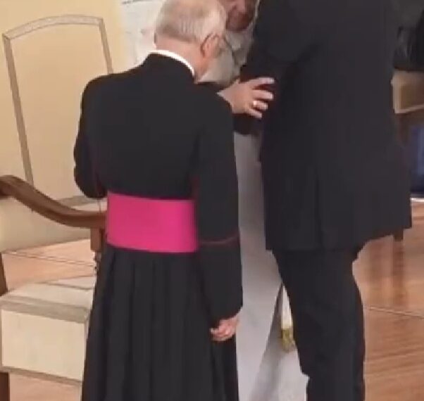 (VIDEO) PAPA FRANCISCO CON GRAN DIFICULTAD PARA CAMINAR