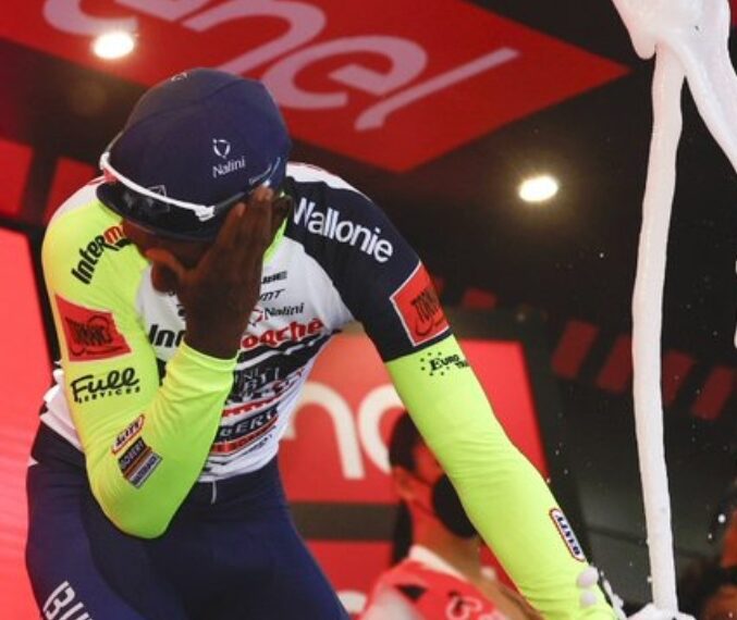(ITALIA) CICLISTA EN MEDIO DE CELEBRACIÓN SALE HERIDO (VIDEO)