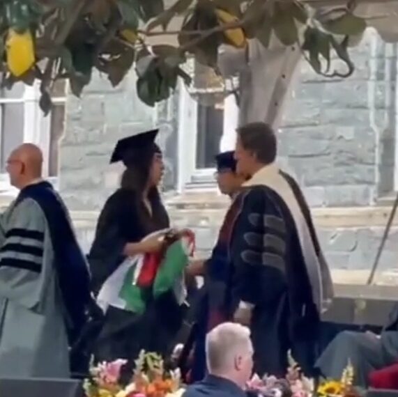 (ESTADOS UNIDOS) ESTUDIANTE PALESTINA DEJA CON LA MANO EXTENDIDA A SECRETARIO DE ESTADO EN GRADUACIÓN (VIDEO)