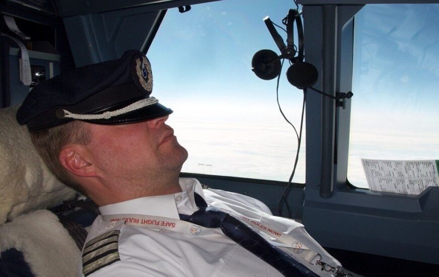 (ESTADOS UNIDOS) MILAGRO EN EL AIRE, PASAJERO ATERRIZA AVION