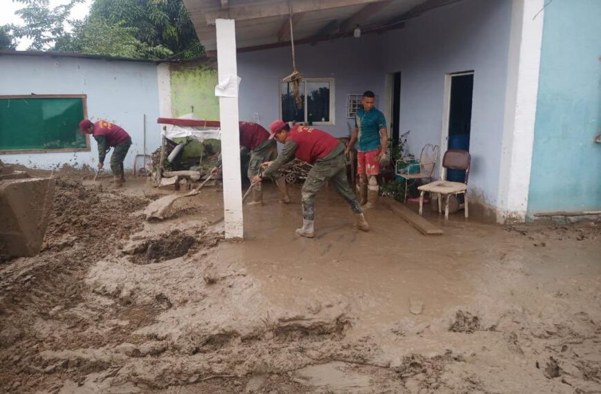 (VENEZUELA) FANB RECUPERA ESPACIOS INUNDADOS POR EL IMPACTO DE LAS LLUVIAS