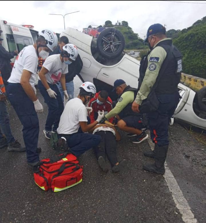 (VENEZUELA) POLICÍA MUNICIPAL DE IRIBARREN OFRECIÓ RESPUESTA INMEDIATA ANTE VUELCO EN AUTOPISTA…