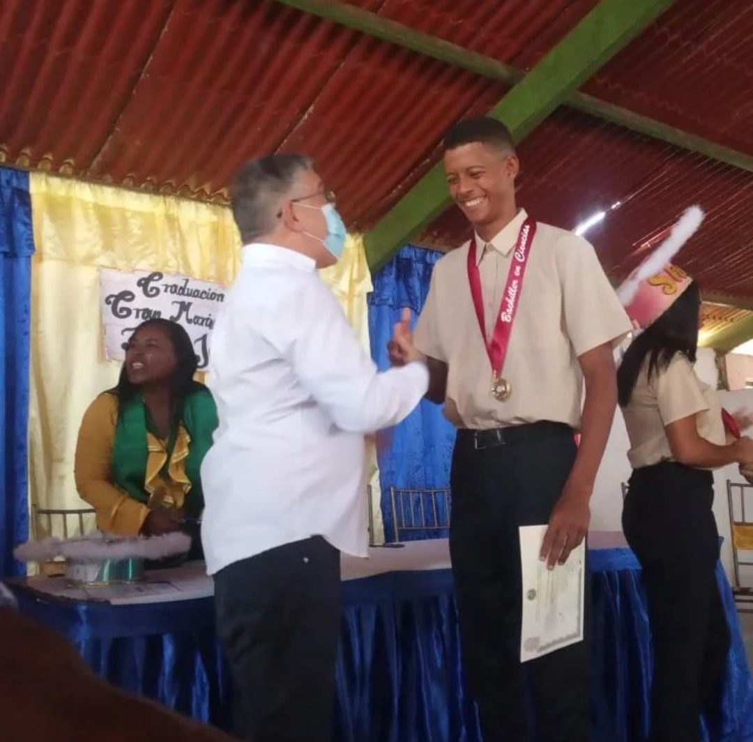 (VENEZUELA) ELIAS JAUA HA APADRINADO A VARIAS PROMOCIONES DE BACHILLERES DE VENEZUELA