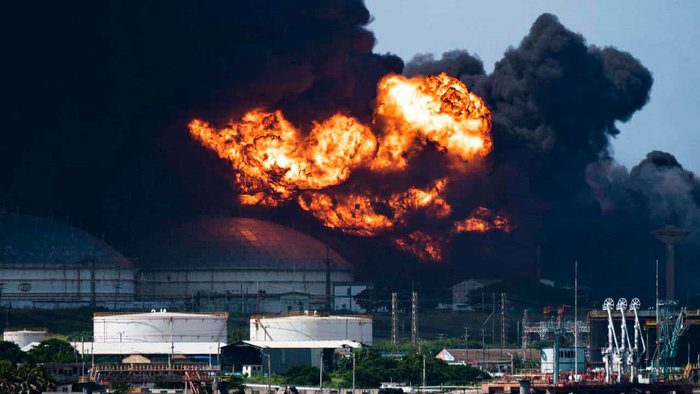 (CUBA) SE MANTIENE LA ALARMA ANTE DIFICULTADES PARA SOFOCAR INCENDIO EN BASE…