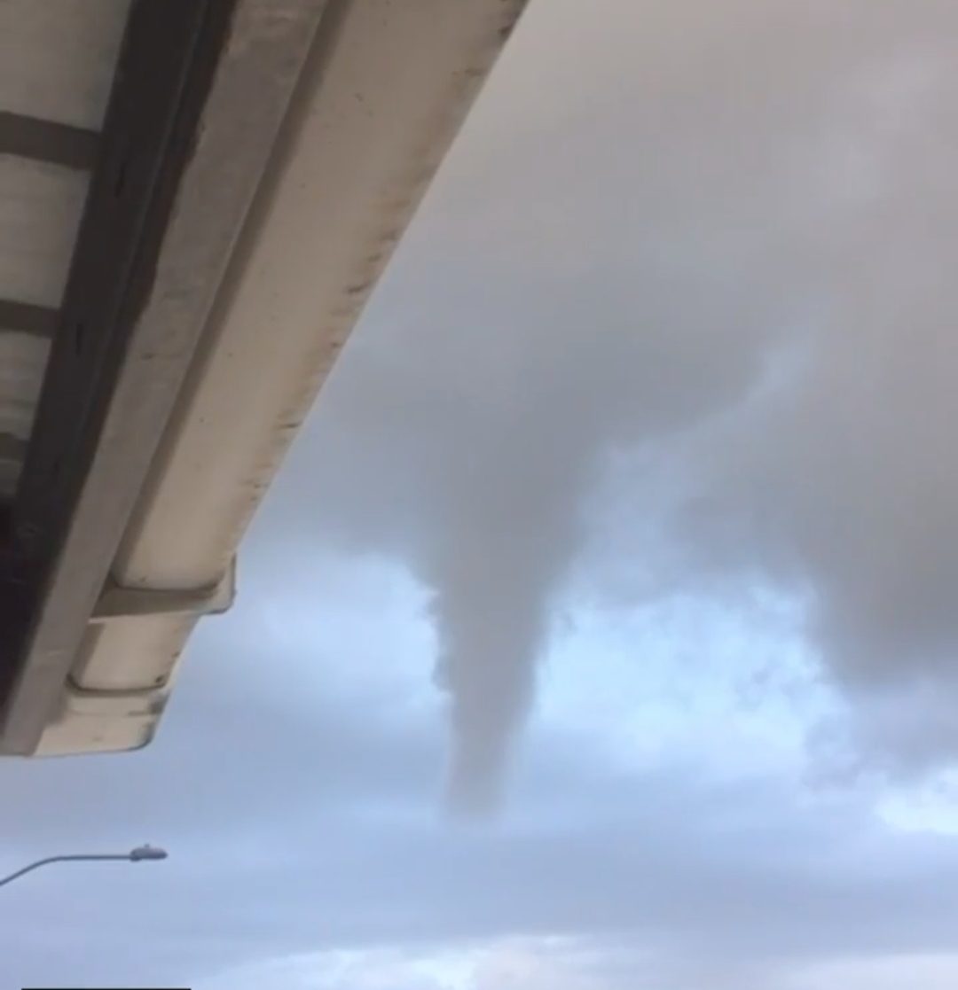 (TRINIDAD Y TOBAGO) CAPTAN NUBE TIPO TORNADO QUE NO TOCÓ TIERRA