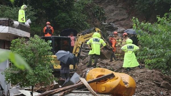 (COREA DEL SUR) INTENSAS LLUVIAS COBRAN LA VIDA DE 13 PERSONAS