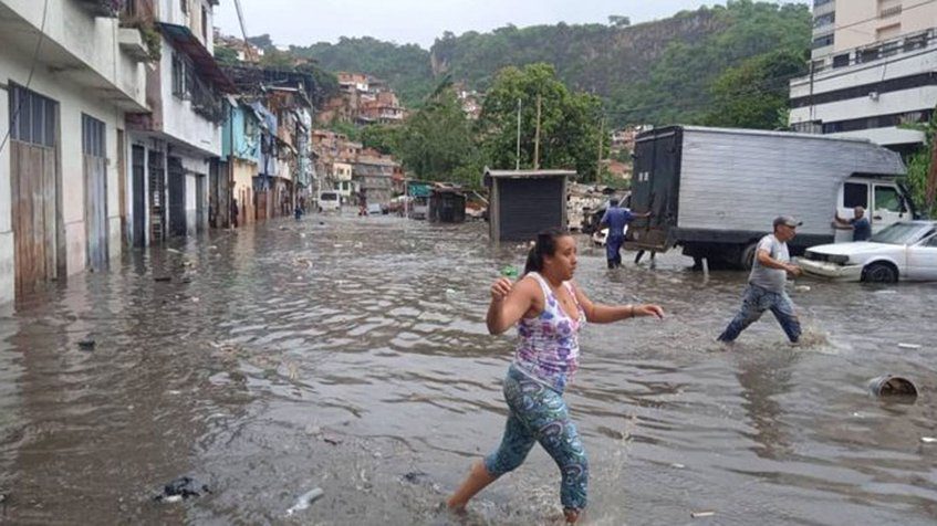 (VENEZUELA) INTENSAS LLUVIAS EN CARACAS PROVOCAN DESBORDAMIENTO DEL RÍO GUAIRE