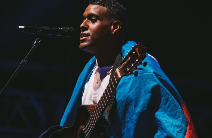 (FRANCIA) FALLECE CANTANTE MIKADEN EN PLENO CONCIERTO (VIDEO)