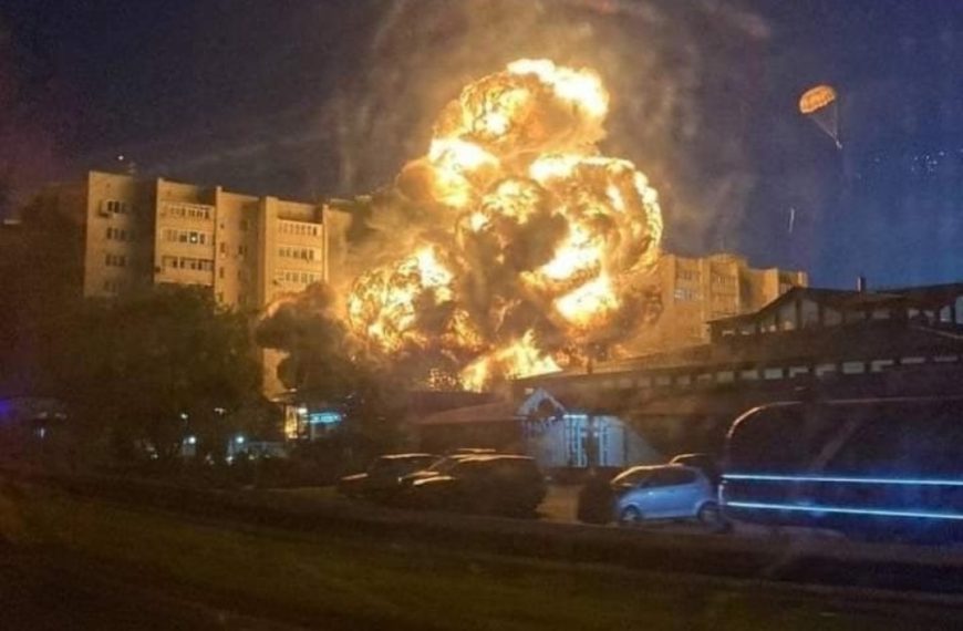 (RUSIA) AVION MILITAR RUSO SE ESTRELLA EN EDIFICIO RESIDENCIAL (VIDEO)
