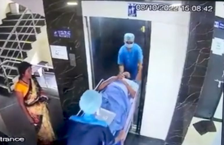(INDIA) ASCENSOR CAE CON PACIENTE INGRESANDO (VIDEO)
