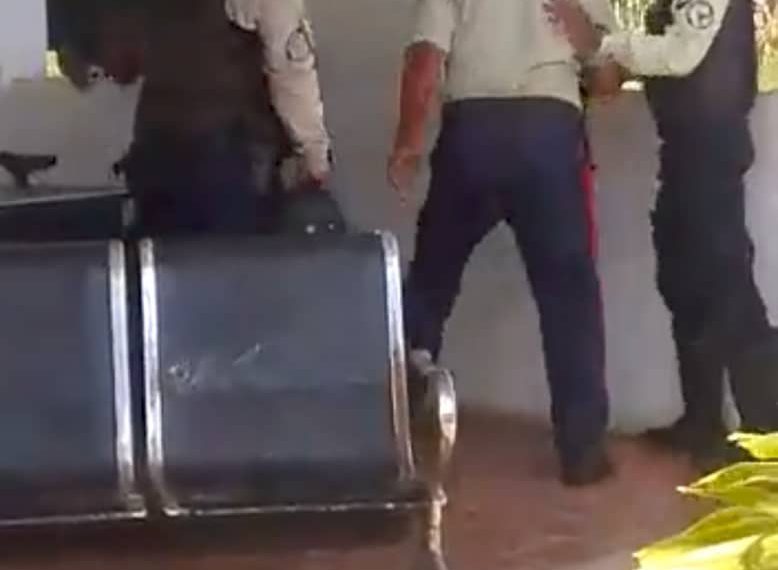 (VENEZUELA) EN ANZOÁTEGUI DETUVIERON A 4 FUNCIONARIOS POR TRATO CRUEL