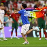(QATAR) FANÁTICO INGRESÓ AL CAMPO DE JUEGO DE PORTUGAL – URUGUAY CON BANDERA LGBT