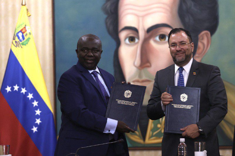 (VENEZUELA) 15 ACUERDOS EN ÁREAS ESTRATÉGICAS SE FIRMARON CON GUINEA-BISSAU