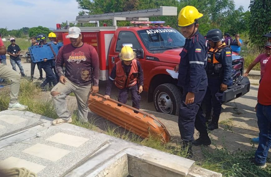 (VENEZUELA) RESCATAN A PERSONA QUE CAYÓ EN FOSA DEL CEMENTERIO MUNICIPAL