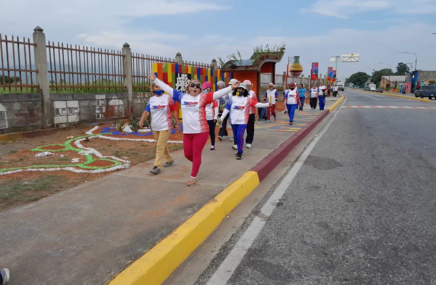 (VENEZUELA) ABUELOS ESTRENARON CON UN LINDO PASEO LA COLORIDA AVENIDA SAN VICENTE