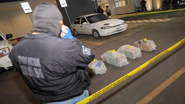 (EL SALVADOR) AUTORIDADES INCAUTAN AL MENOS 100 KILOS DE PRESUNTA COCAÍNA