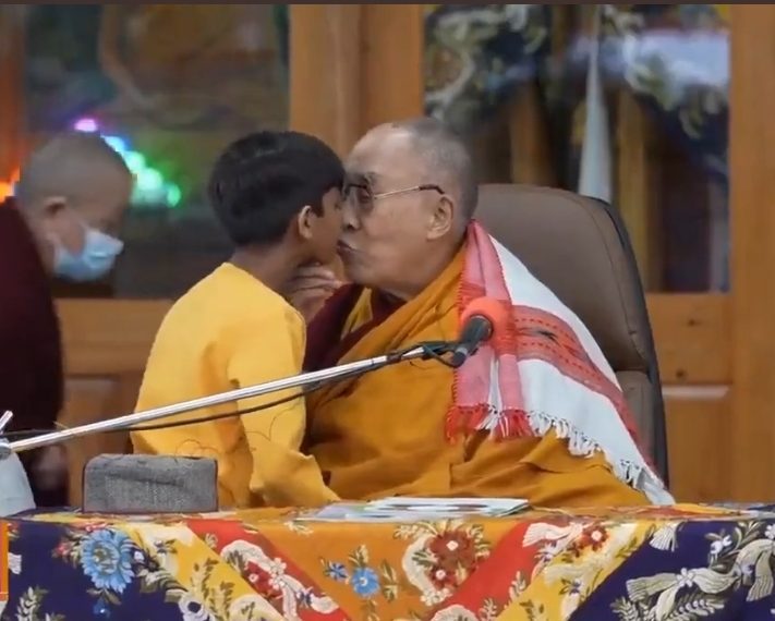 (INDIA) DALÁI LAMA SE DISCULPA LUEGO DE ESCANDALOSA ESCENA BESANDO A UN NIÑO