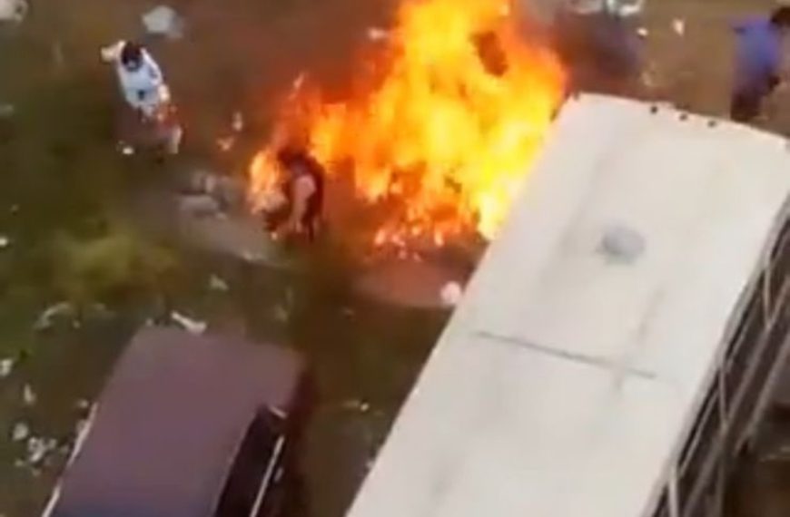 (VENEZUELA) QUEMAN VIVA A UNA PERSONA EN CARACAS M.P ABRE AVERIGUACIÓN (VIDEO SENSIBLE)