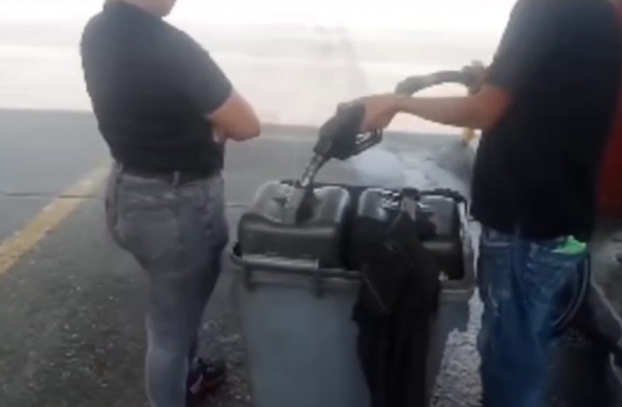 (VENEZUELA) LE NIEGAN LA GASOLINA Y GRABA COMO LLENAN BIDONES EN SU CARA (VIDEO)