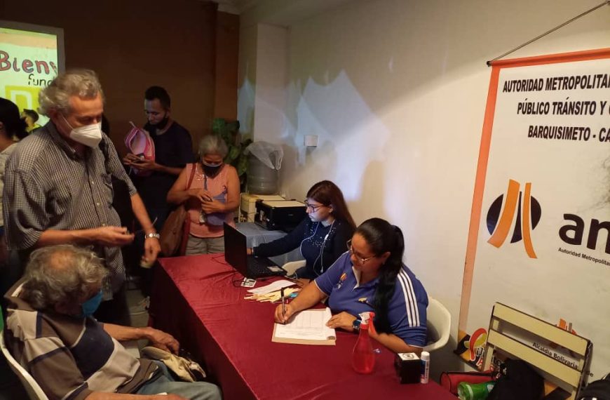 (VENEZUELA) ALCALDÍA ENTREGÓ 835 CARNETS PARA PASAJE PREFERENCIAL EN TRANSPORTE URBANO