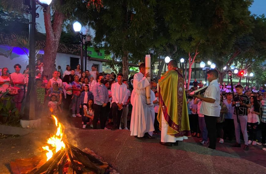 (VENEZUELA) ALCALDÍA PRESENTE EN LA BENDICIÓN DEL FUEGO DURANTE EL SÁBADO DE GLORIA