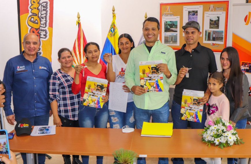 (VENEZUELA) ALCALDE LUIS JONÁS REYES OTORGÓ VIVIENDAS A FAMILIAS DAMNIFICADAS DE RÍO CLARO