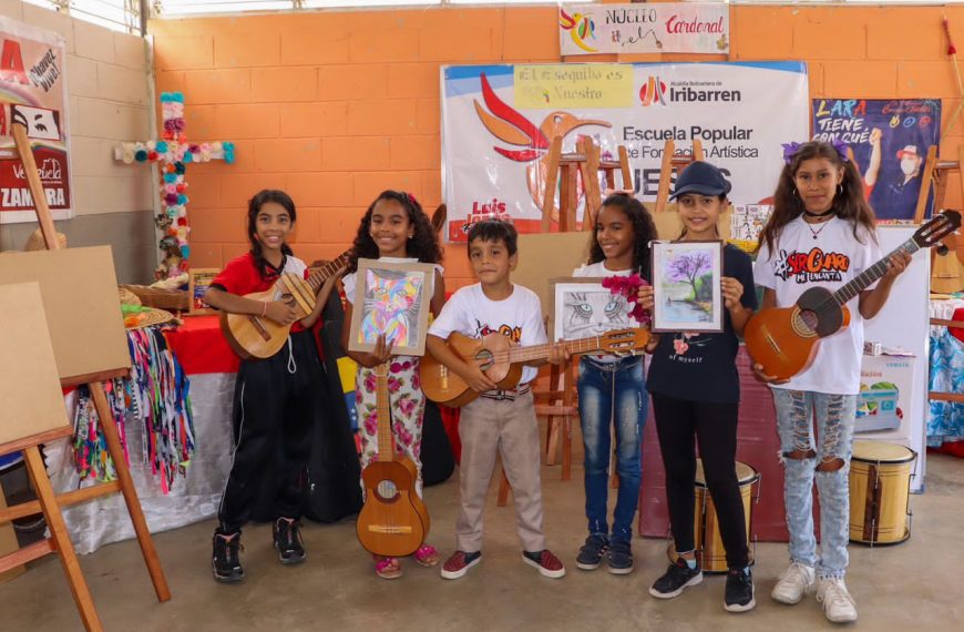 (VENEZUELA) ALCALDE LUIS JONÁS REYES ENTREGÓ INSTRUMENTOS MUSICALES PARA SEGUIR FOMENTANDO LA CULTURA EN IRIBARREN