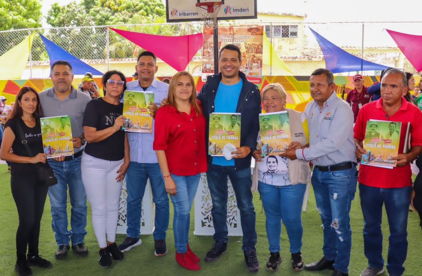 (VENEZUELA) 750 HOMBRES Y MUJERES AHORA SON PROPIETARIOS DE LAS TIERRAS QUE HABITAN