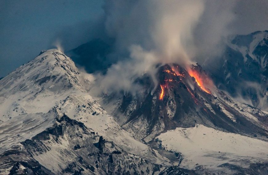 (RUSIA) ALERTA ROJA PARA LA AVIACIÓN TRAS ERUPCIÓN DEL VOLCÁN SIVELUCH