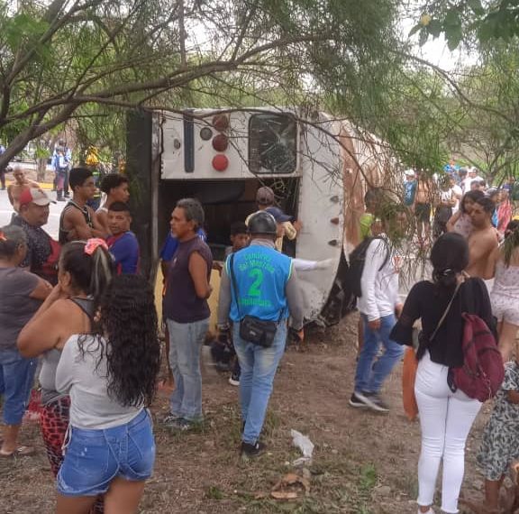 (VENEZUELA) ACCIDENTE EN LA AVENIDA RIBEREÑA DE BARQUISIMETO DEJA 30 HERIDOS