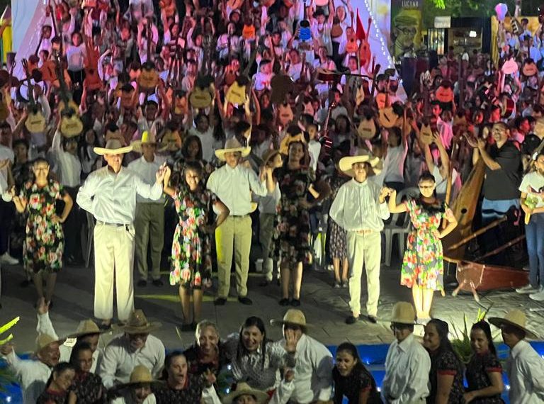(VENEZUELA) CONCIERTAZO CON 1100 CUATROS ENGALANÓ AL OBELISCO