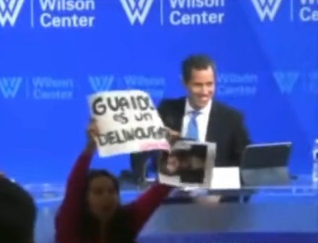(ESTADOS UNIDOS) ERES UN LADRON, UN DELINCUENTE. ASÍ BOICOTEARON ACTO DE GUAIDO (VIDEO)