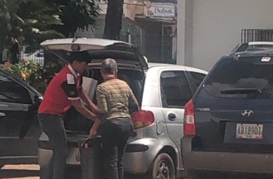 (VENEZUELA) DENUNCIAN EN REDES SOCIALES A PRESUNTOS TRABAJADORES DE PARAQUEIMA SACANDO DOCUMENTOS (VIDEOS)