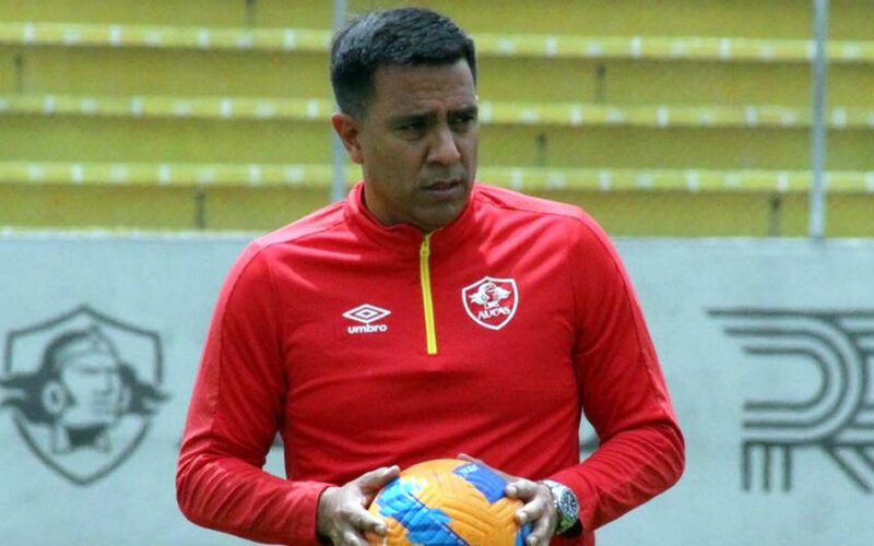 (ECUADOR) TÉCNICO CÉSAR FARÍAS FUE SANCIONADO POR MÁS DE UN AÑO POR COMITÉ DISCIPLINARIO