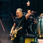 (PAISES BAJOS) BRUCE SPRINGSTEEN SUFRE APARATOSA CAÍDA DURANTE UNA PRESENTACIÓN