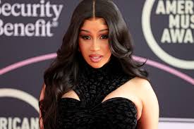 (EEUU) EN PLENO SHOW CARDI B LANZA MICRÓFONO A UN ESPECTADOR (+VIDEO)