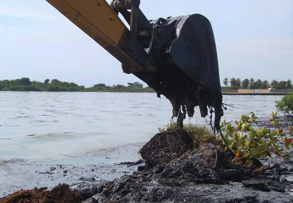 (VENEZUELA) EXTRAEN 28 MIL TONELADAS DE DESECHOS DEL LAGO DE MARACAIBO ...