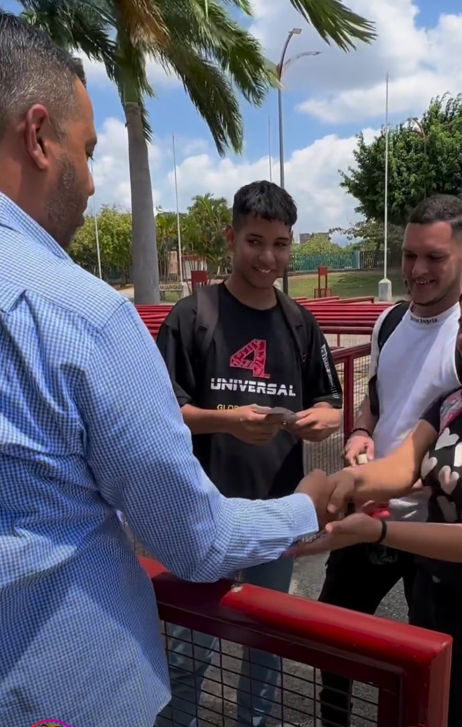 (VENEZUELA) ALCALDE LUIS JONAS SORPRENDIÓ A TRES GUAROS (VIDEO)