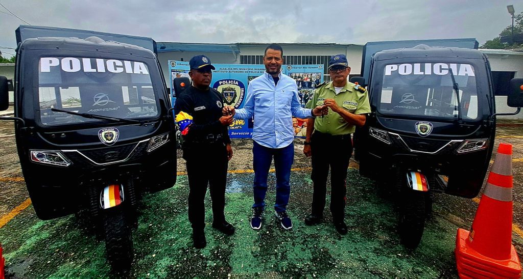 (VENEZUELA) ALCALDE LUIS JONÁS REYES ENTREGA NUEVA DOTACIÓN DE EQUIPOS ...