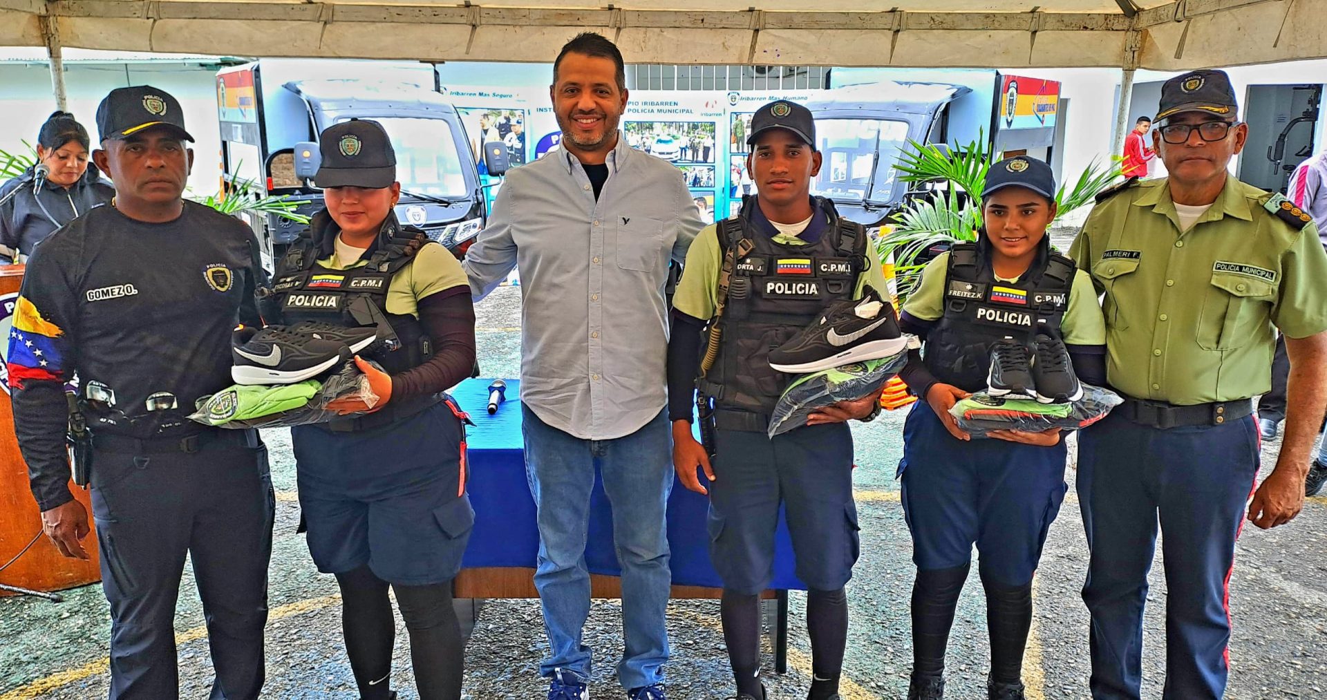 (VENEZUELA) ALCALDE LUIS JONÁS REYES ENTREGA NUEVA DOTACIÓN DE EQUIPOS ...