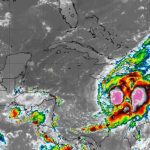 (MUNDO) AVIÓN ATRAVIESA EL POTENTE HURACÁN MELISSA