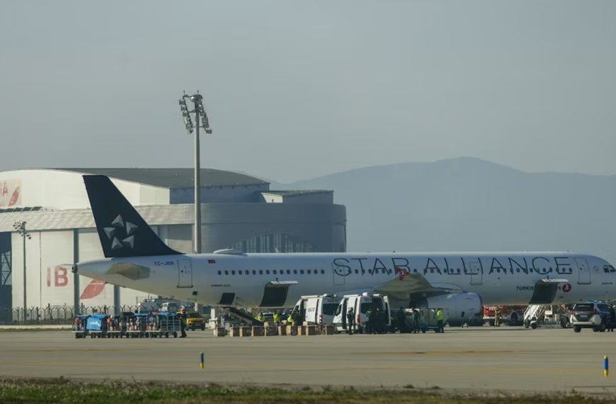 (ESPAÑA) AVIÓN TURCO ATERRIZA DE EMERGENCIA EN BARCELONA ANTE AMENZA DE BOMBA