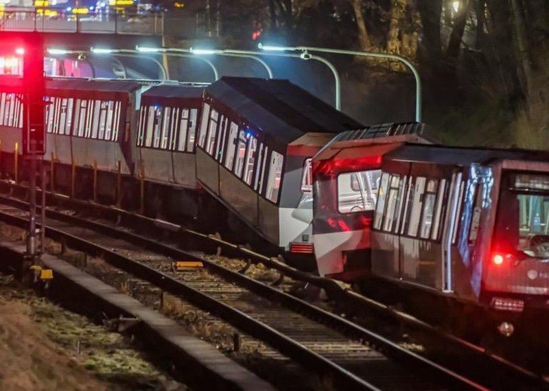 (ALEMANIA) SE DESCARRILA TREN DEL METRO DE HAMBURGO