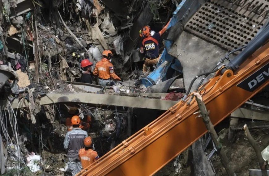 (FILIPINAS) 32 FALLECIDOS HA DEJADO DESLIZAMIENTO EN UN VERTEDERO